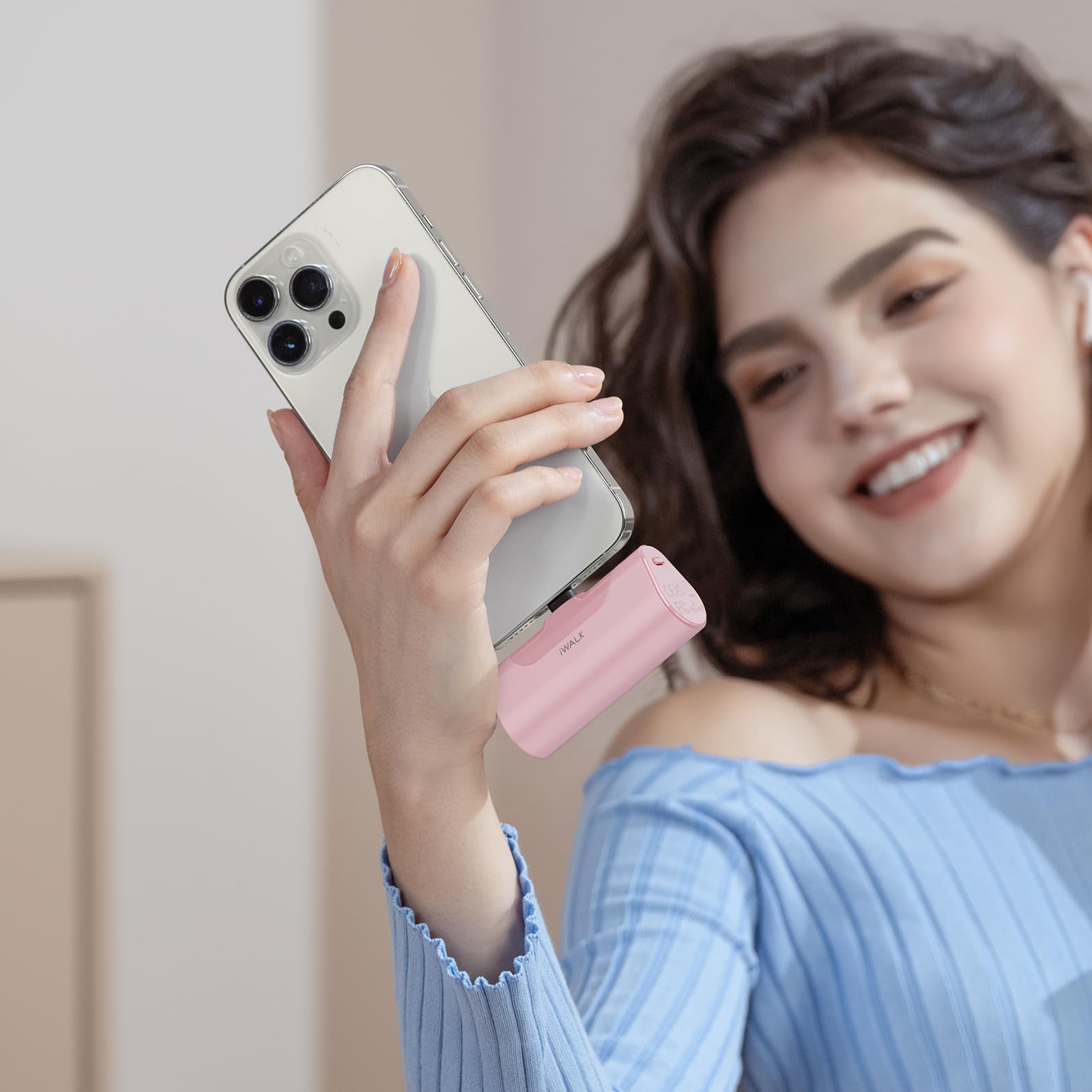 iWALK power bank en ambiente de viaje en la playa, ideal para uso fuera de casa