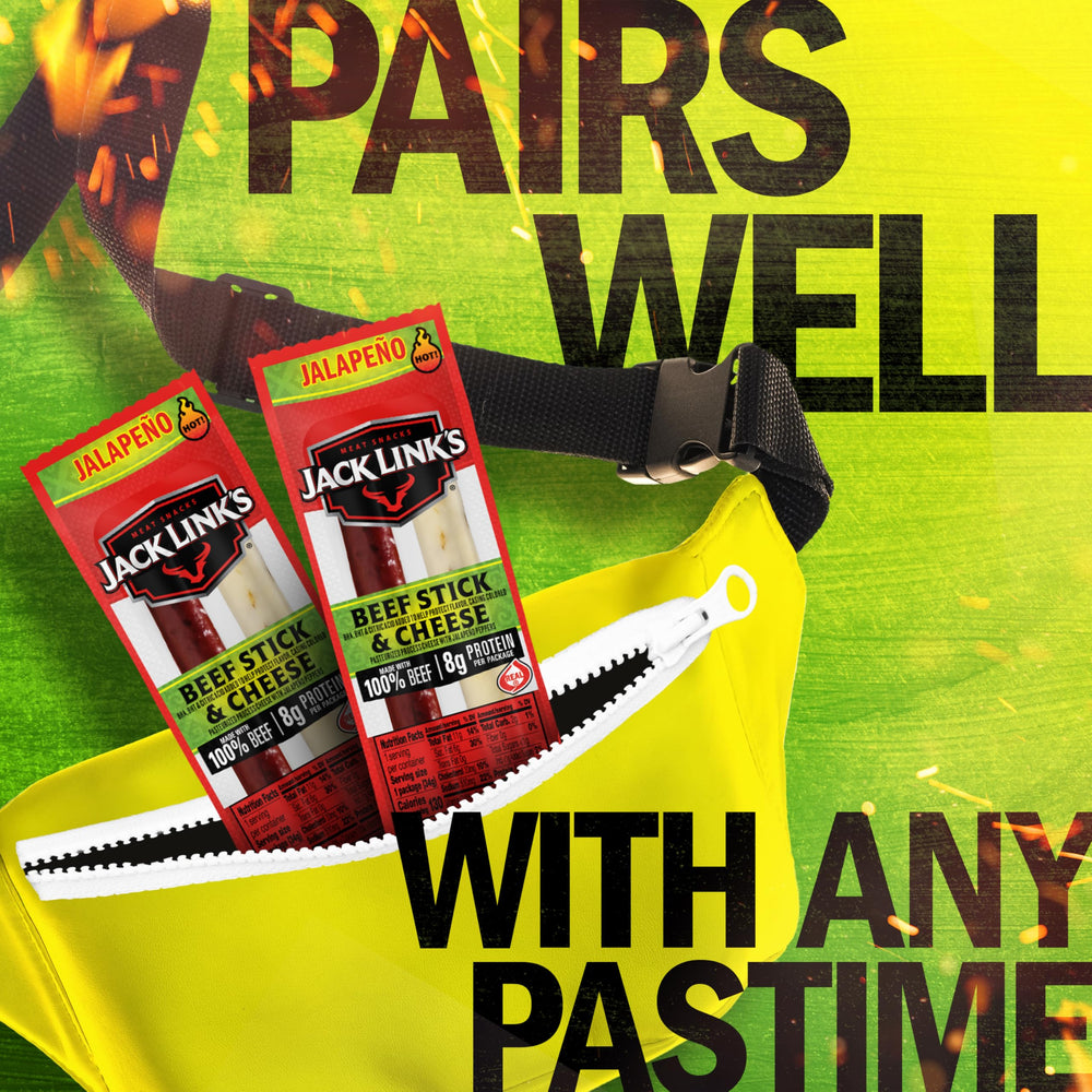 Jack Link's combo en mochila durante camping ideal para snacks portátiles