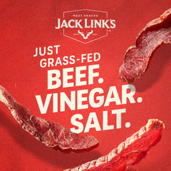 Jack Link's paquete abierto en mochila durante viaje, snack proteico portátil
