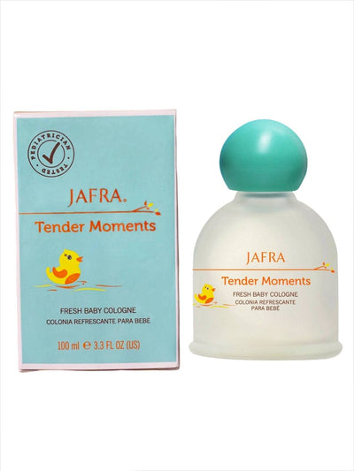 JAFRA aplicando colonia a ropa de bebé para aroma suave y fresco