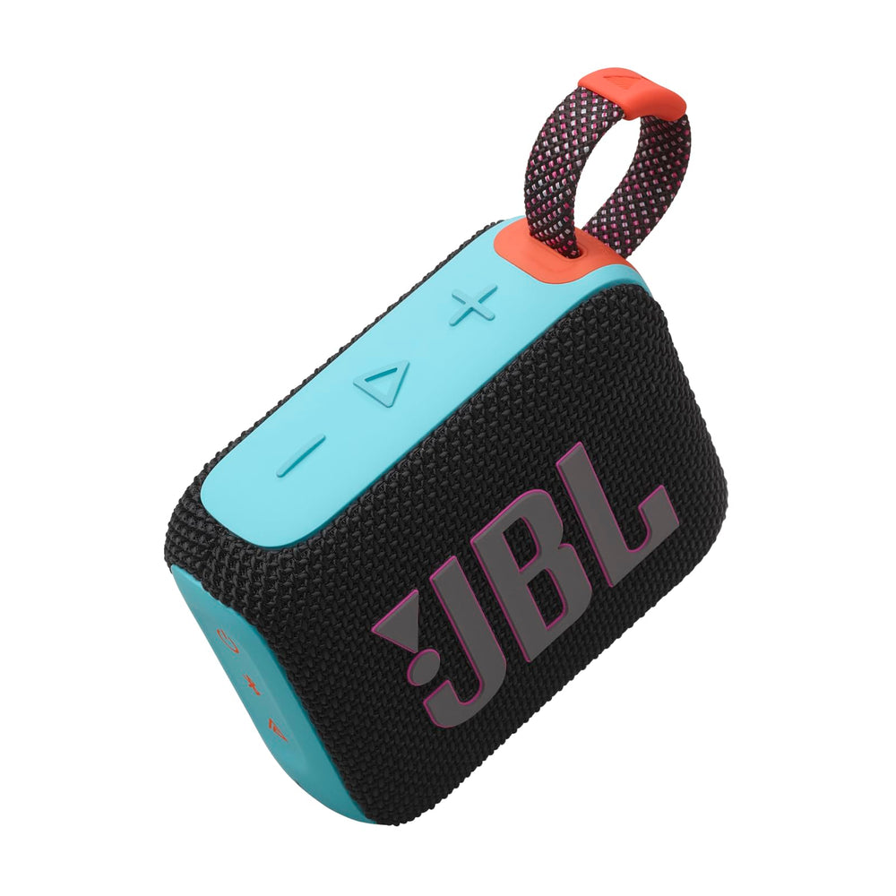 JBL Go 4 en la playa resistente al agua y polvo