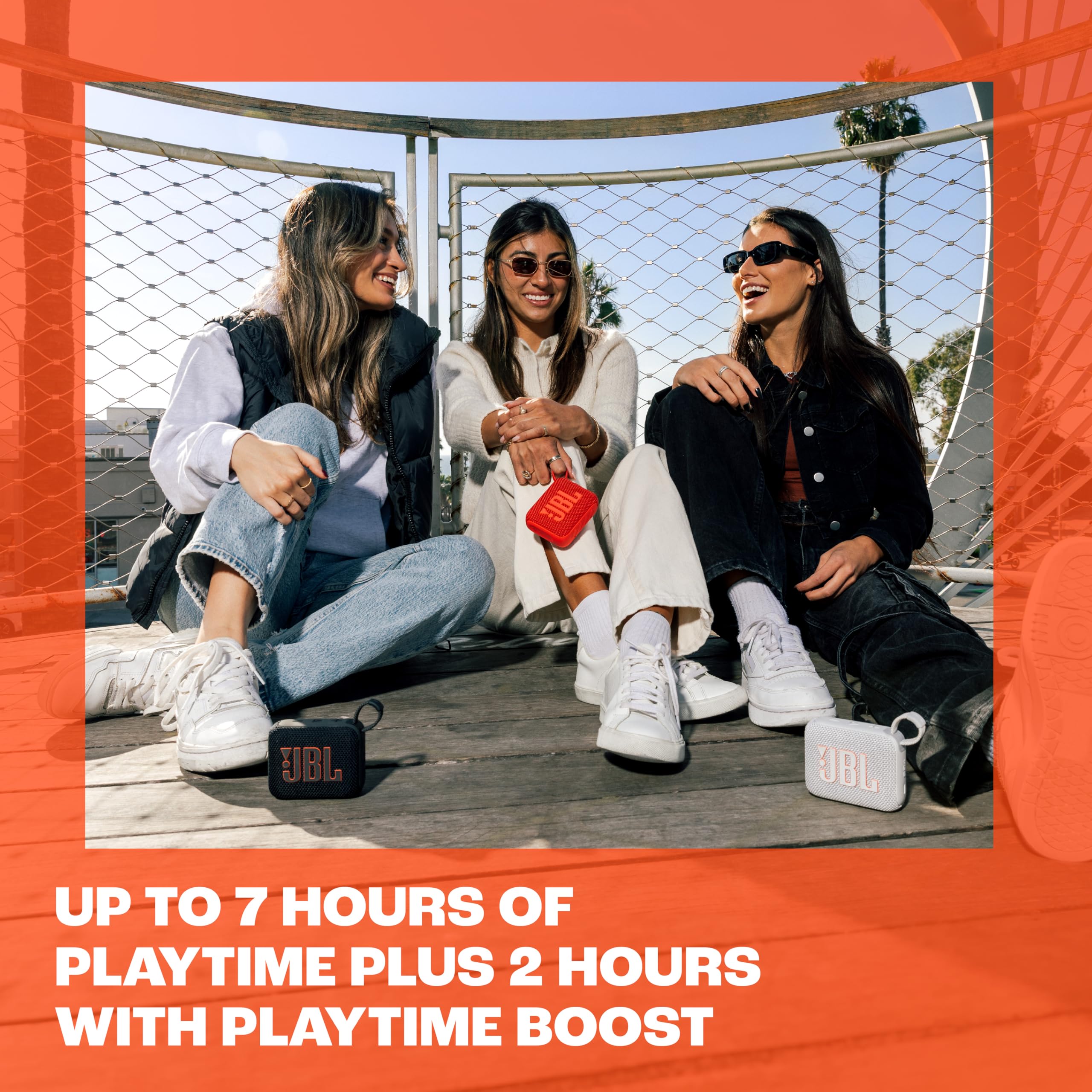 JBL Go 4 en mano para comparar tamaño y portabilidad