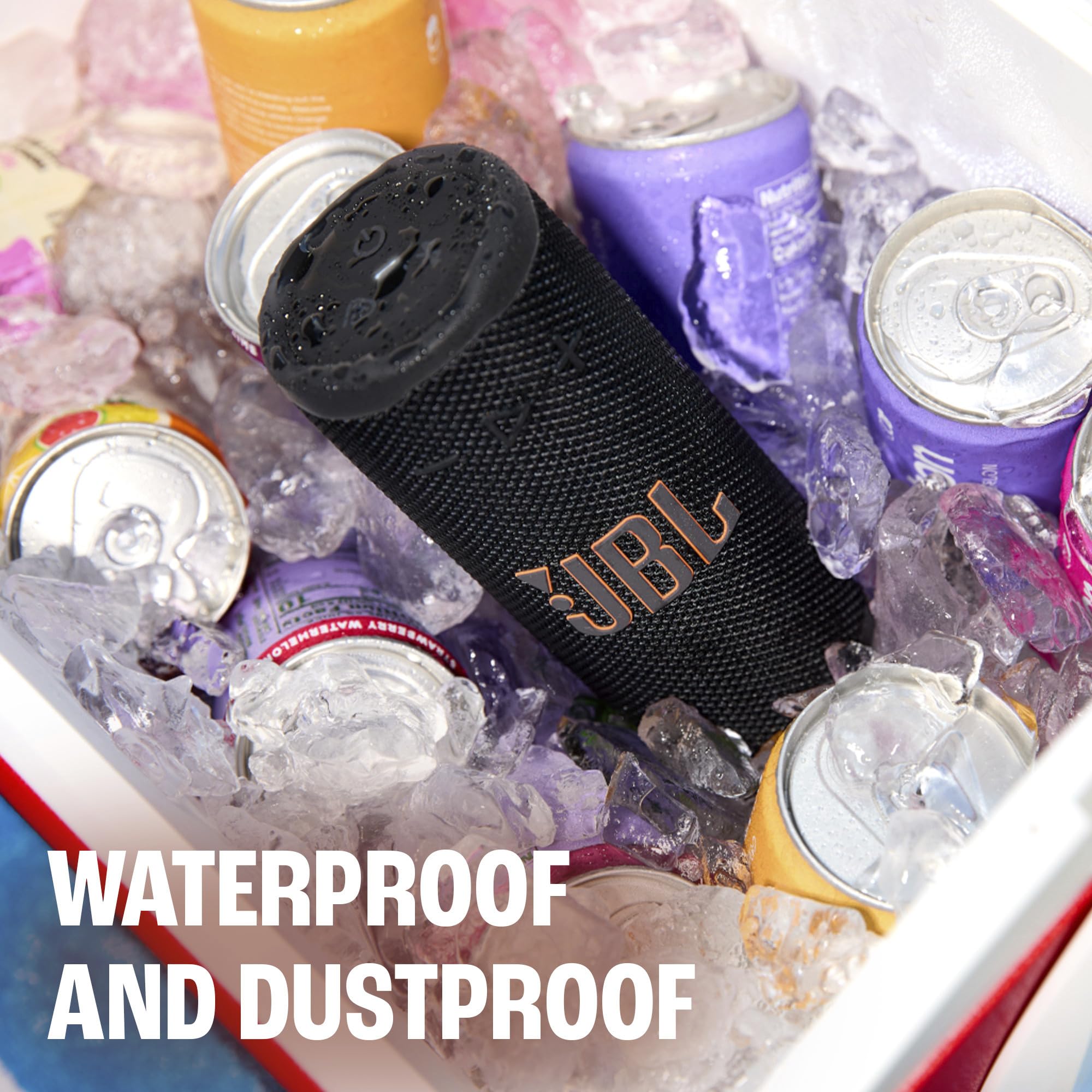 JBL Grip en playa demostrando resistencia al agua y diversión