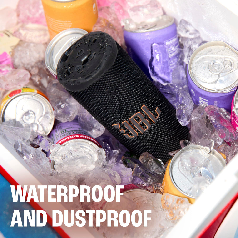 JBL Grip en playa demostrando resistencia al agua y diversión