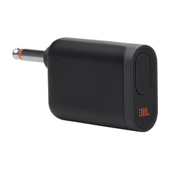 JBL micrófono conectándose al puerto de carga PartyBox durante evento