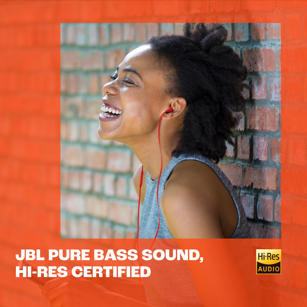 JBL Tune 310C colocado en oreja demostrando ajuste seguro y cómodo