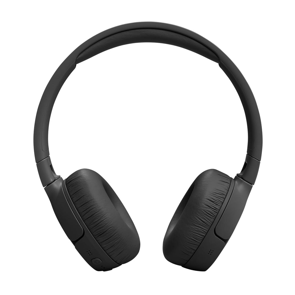 JBL Tune 670NC junto a una mochila demostrando uso en viajes