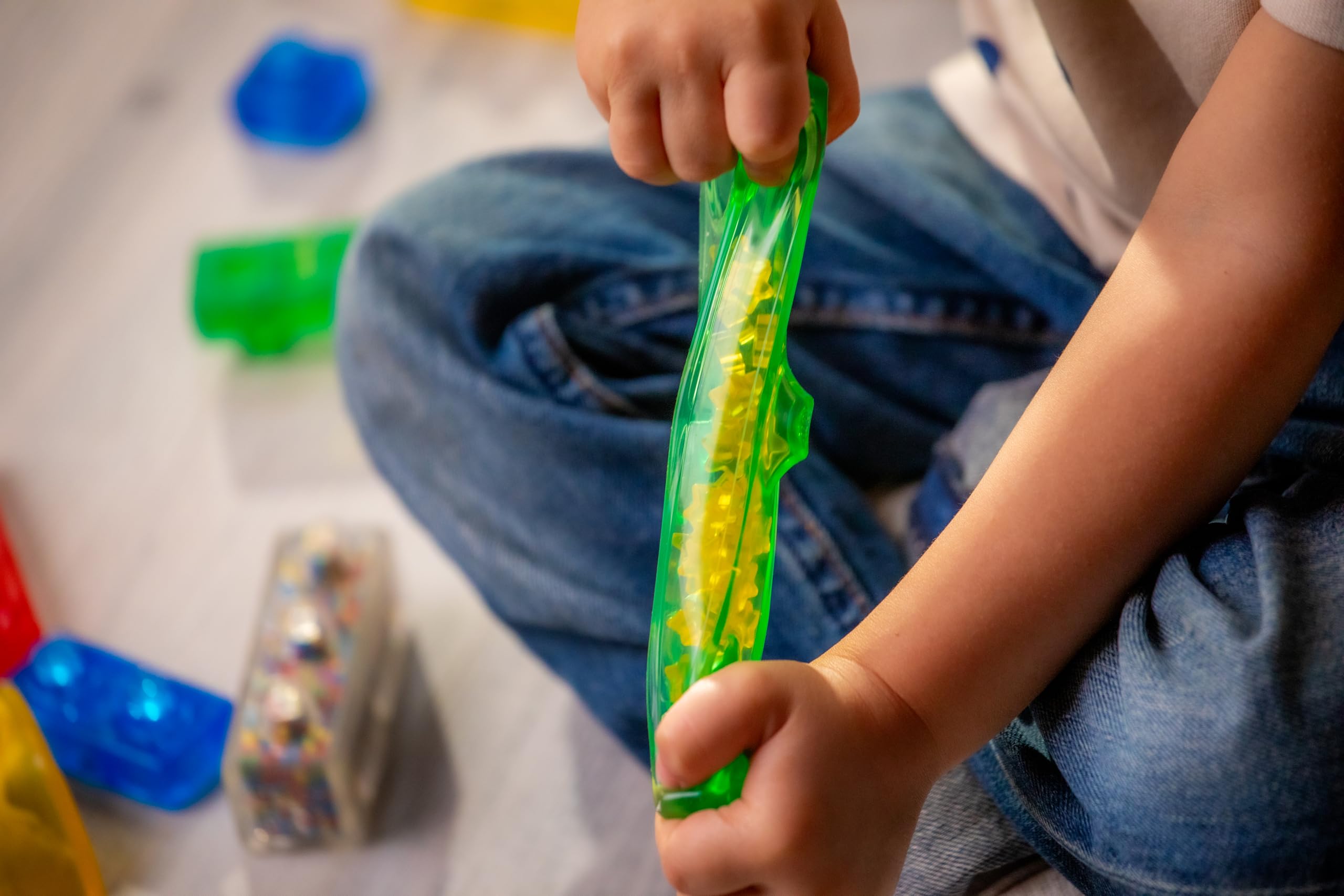 Niño jugando con Jelly Blox fomentando creatividad y motricidad fina