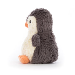 Jellycat Peanut Penguin sostenido en mano para apreciar tamaño portátil