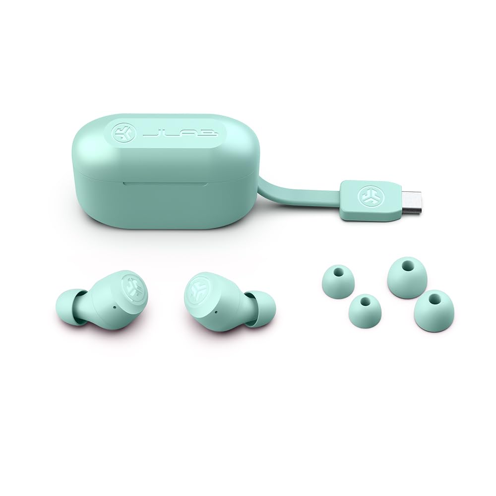 JLab Go Air Pop junto a un teléfono para comparar tamaño y portabilidad