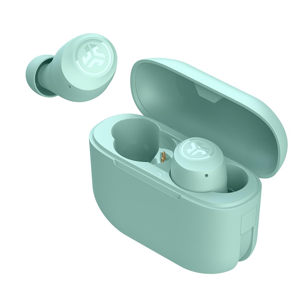 JLab Go Air Pop puesto en la oreja durante ejercicio demostrando sujeción