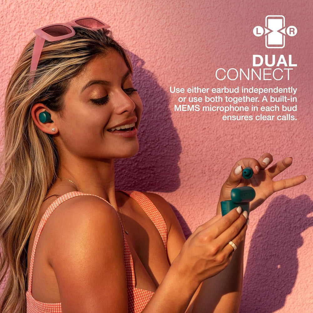 JLab Go Air Pop+ junto a mano para comparar tamaño y portabilidad