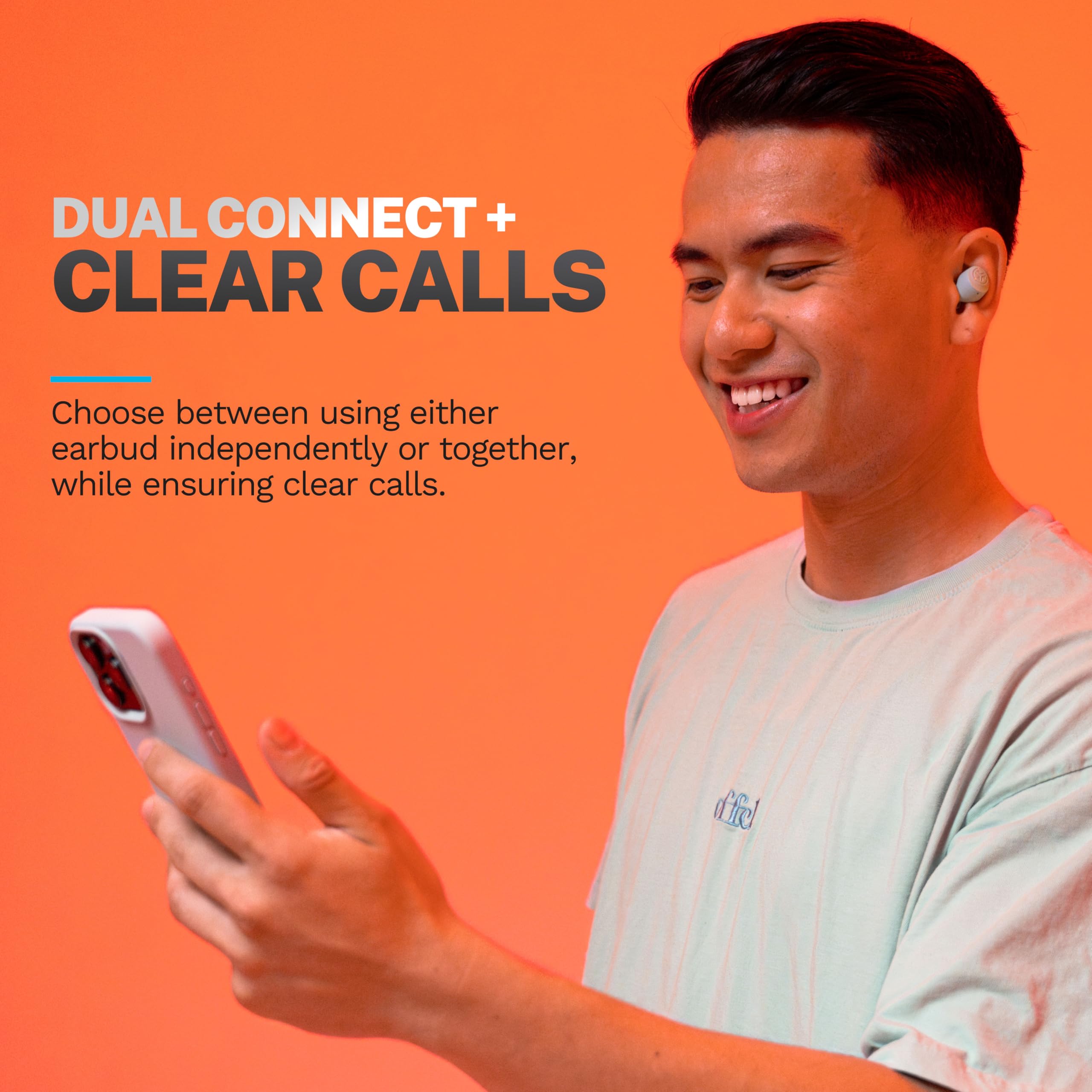 JLab Go Air Pop+ comparación de tamaño en mano para escala y portabilidad