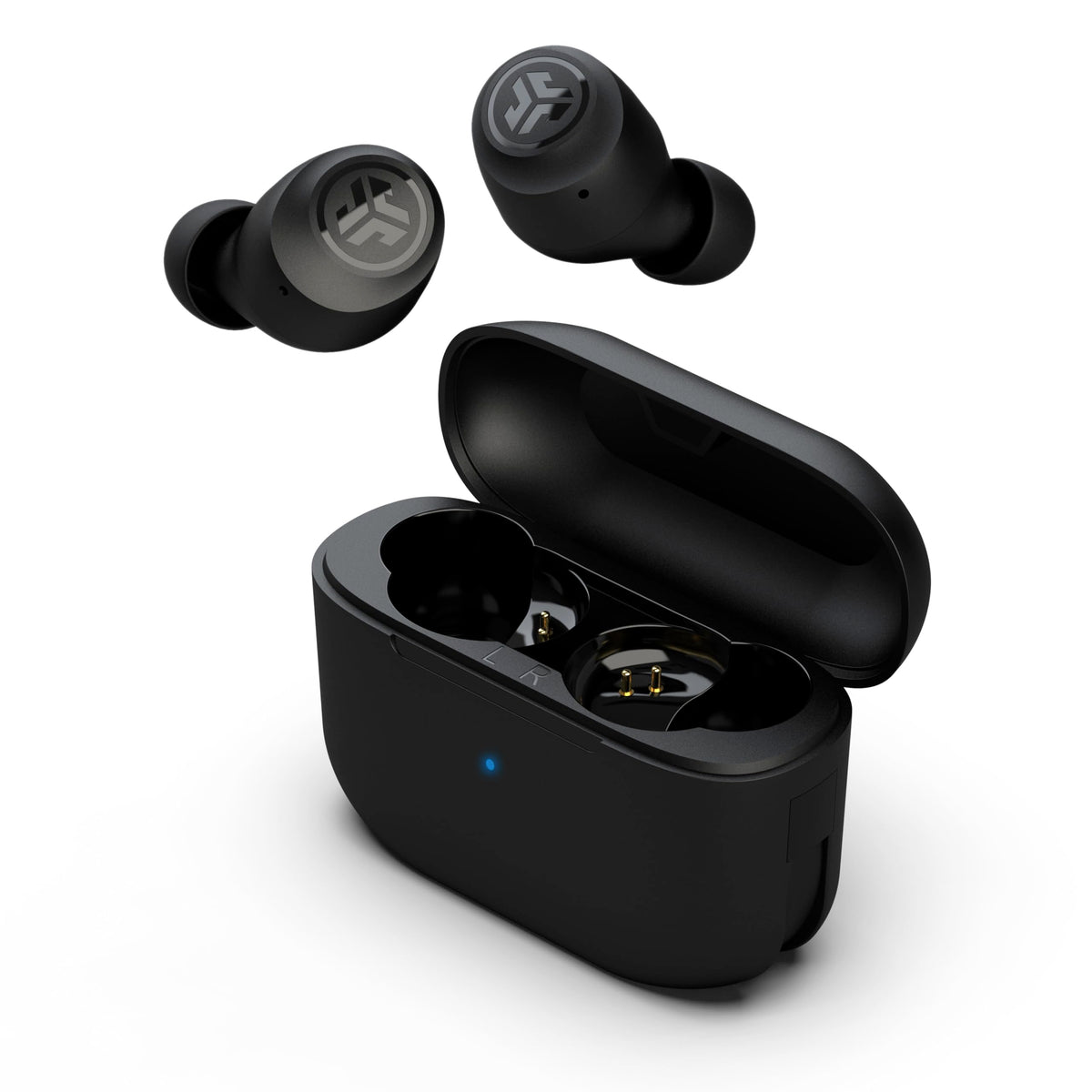 JLab estuche abierto mostrando earbuds y carga rápida, portátil y práctico