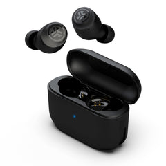 JLab estuche abierto mostrando earbuds y carga rápida, portátil y práctico