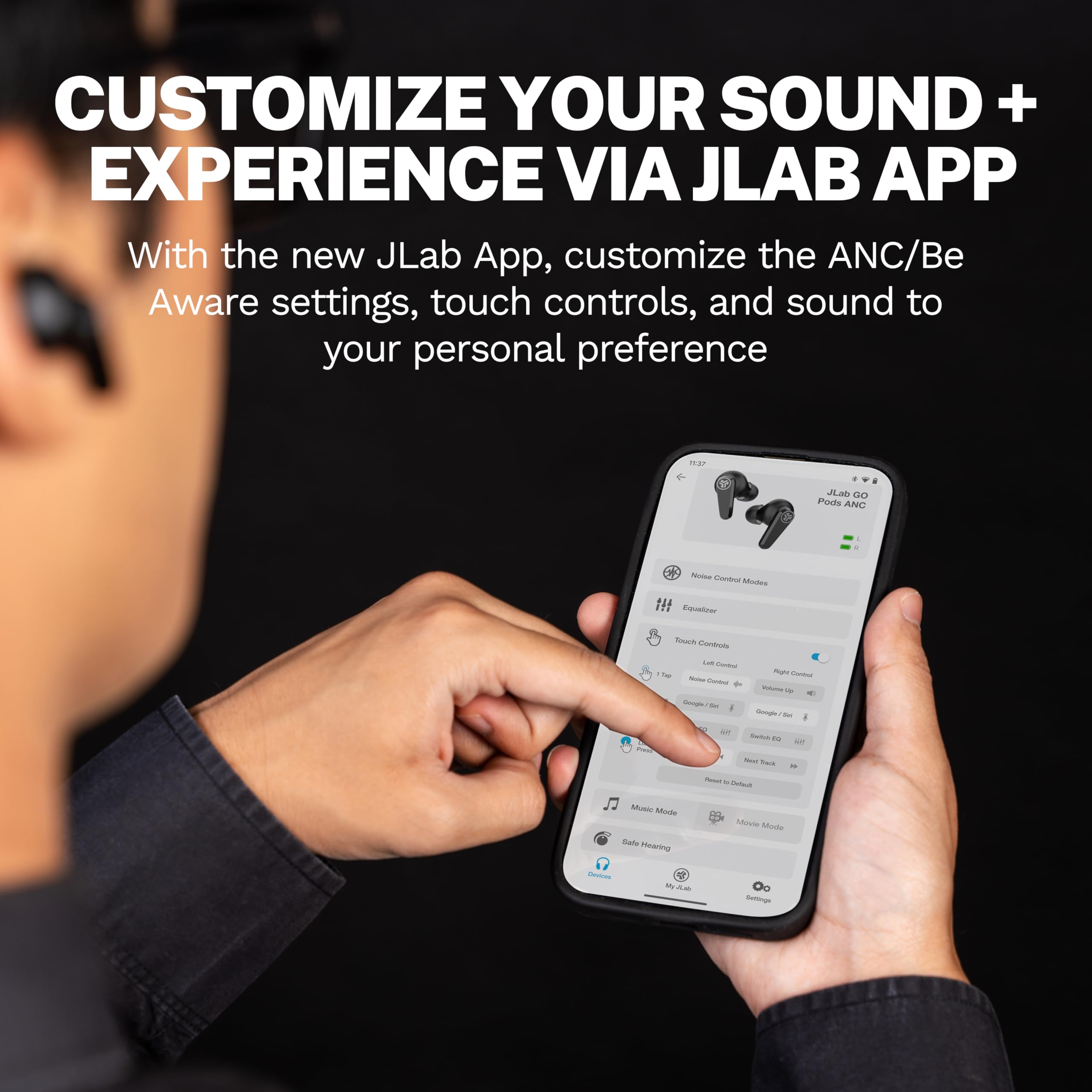 JLab Go Pods ANC persona usando auriculares en llamada, micrófono claro