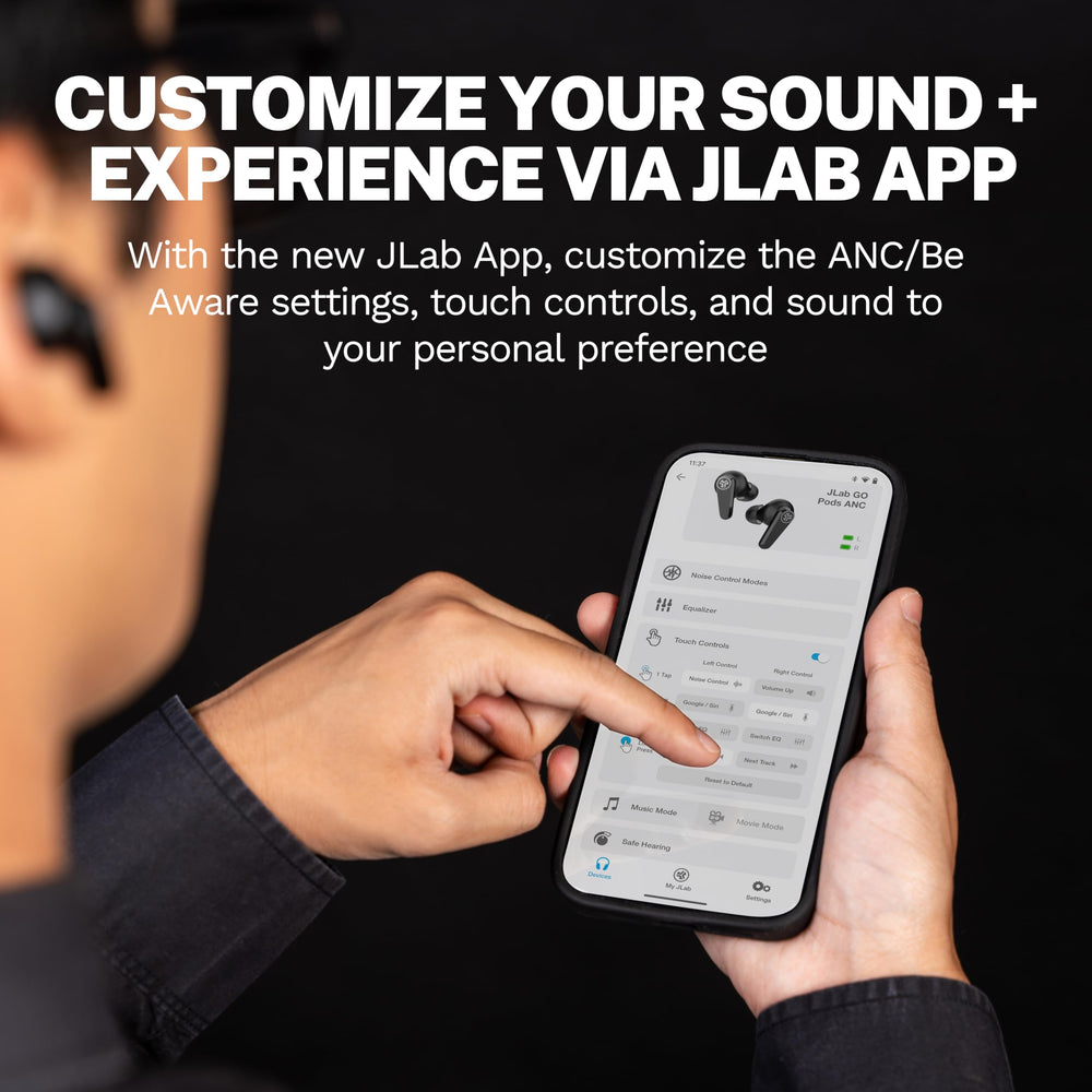 JLab Go Pods ANC persona usando auriculares en llamada, micrófono claro