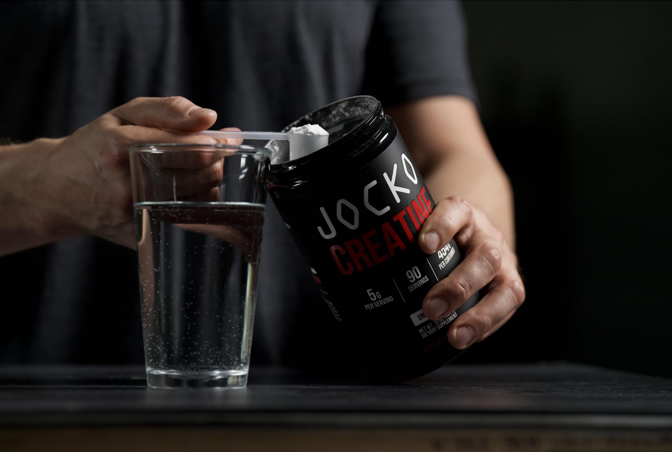 Persona usando Jocko Fuel antes de entrenar para mayor potencia