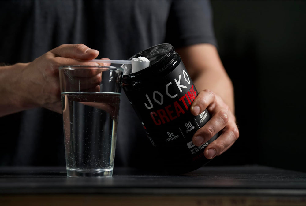 Persona usando Jocko Fuel antes de entrenar para mayor potencia