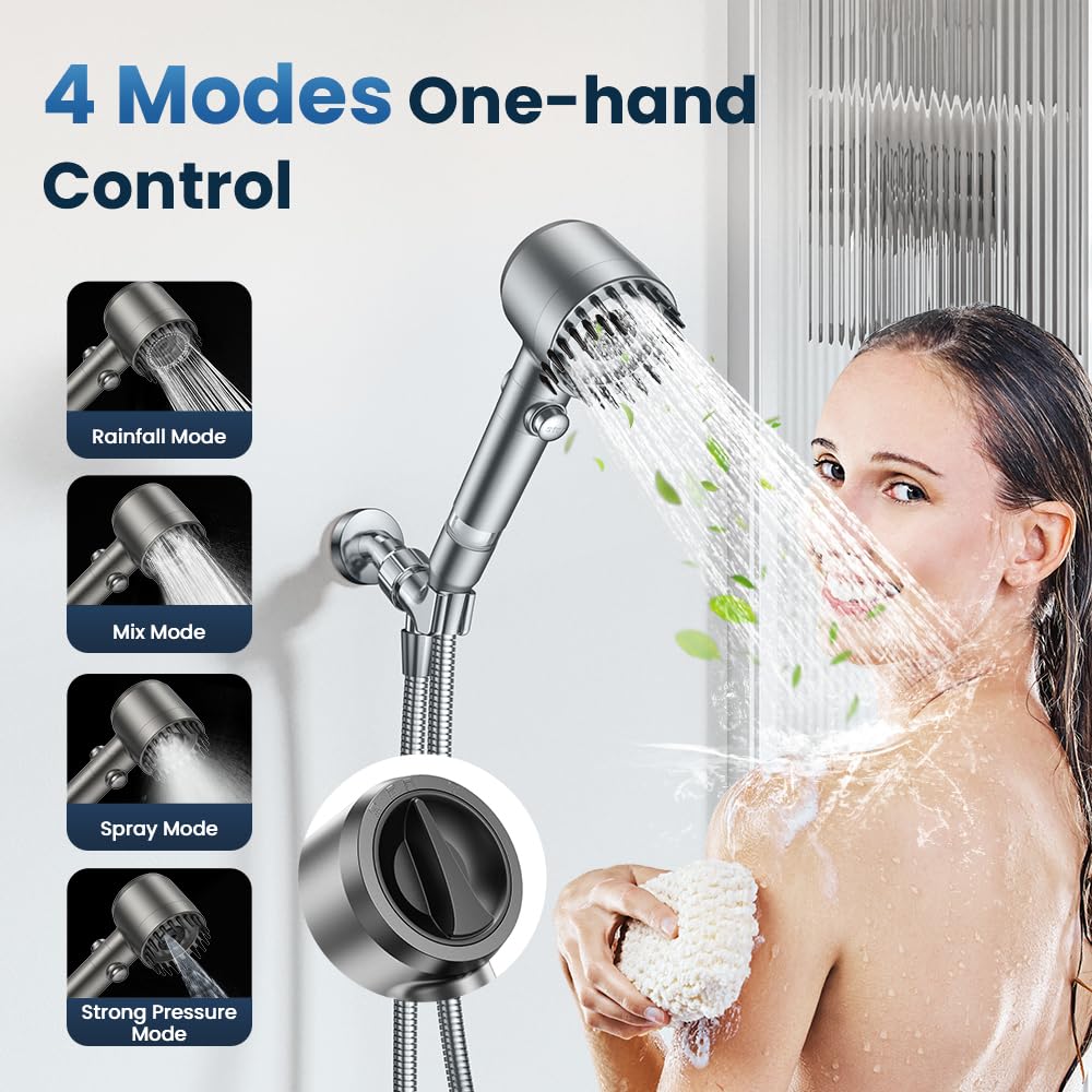 Persona usando Jomst en mano para bañar mascota fácilmente