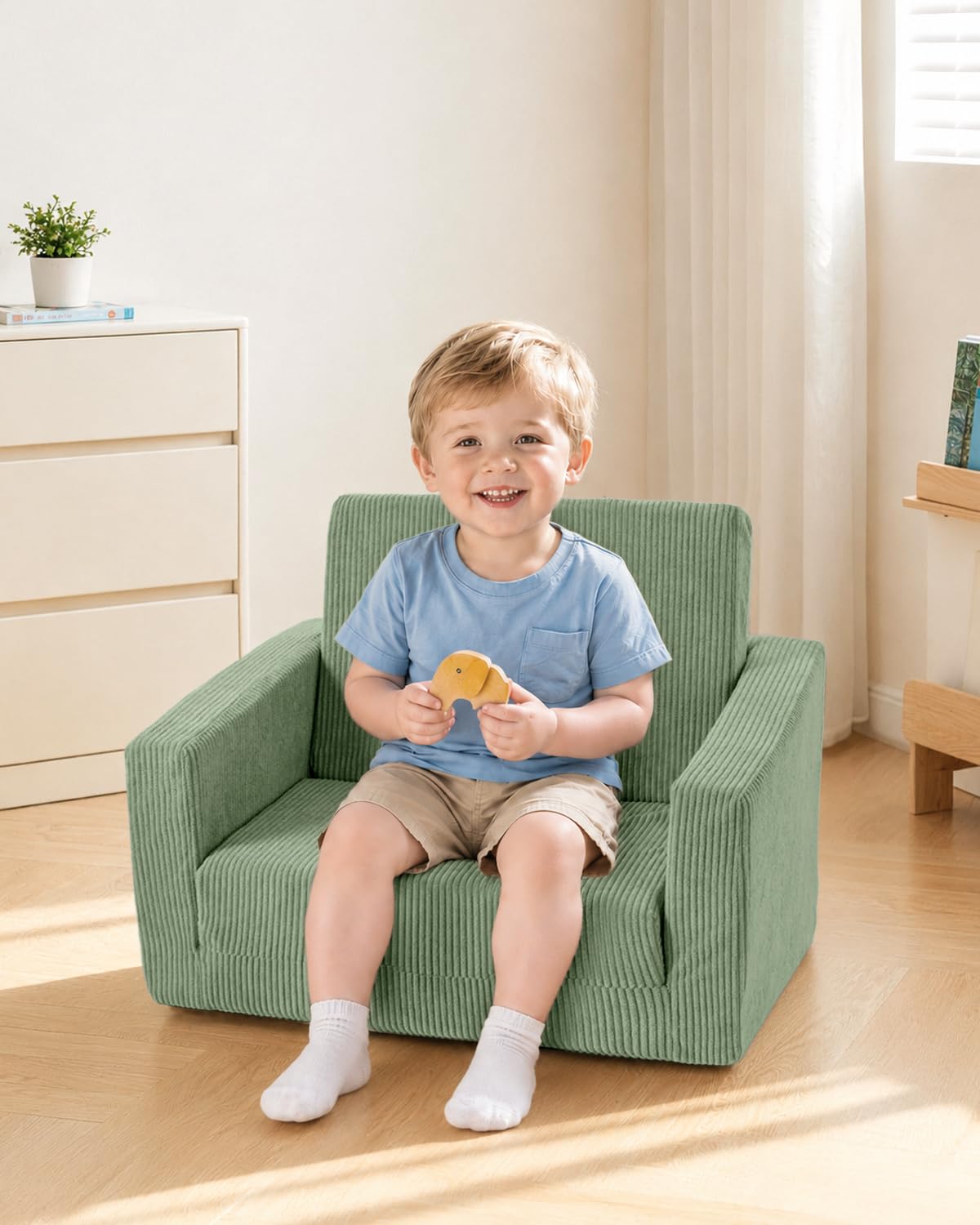 Jouha niño leyendo en el sillón demostrando ergonomía cómoda