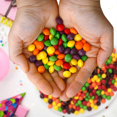 Jumblet ChewySkittles servicio en casa rellenando frasco, práctico para snacking