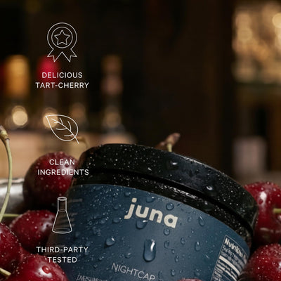 Juna Nightcap gomita sostenida en la mano ilustrando tamaño de la porción y facilidad