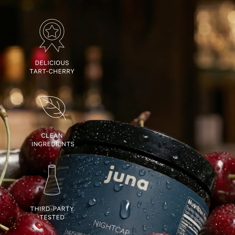 Juna Nightcap gomita sostenida en la mano ilustrando tamaño de la porción y facilidad