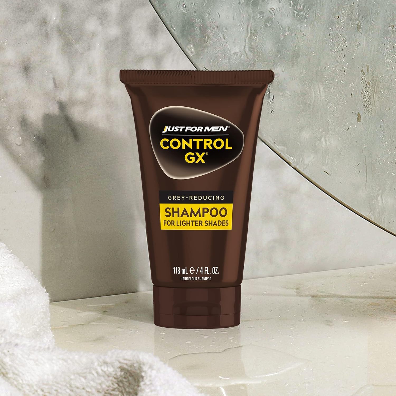 Just for Men Control GX envase en ambiente cotidiano masculino, sugiere mantenimiento natural