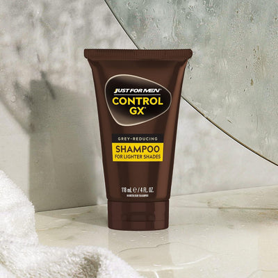 Just for Men Control GX envase en ambiente cotidiano masculino, sugiere mantenimiento natural