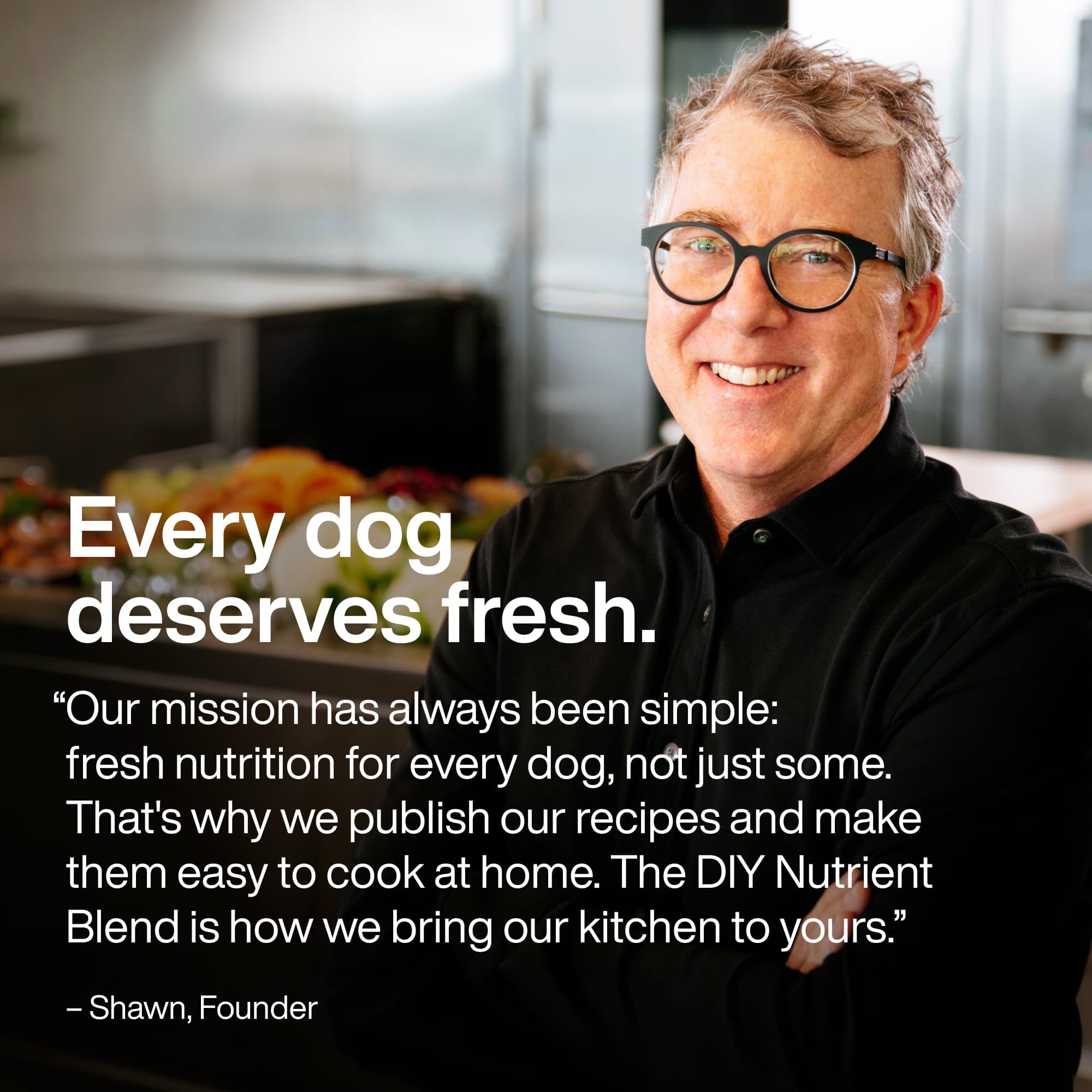 JustFoodForDogs porciones medidas frente a una báscula para control de ración precisa