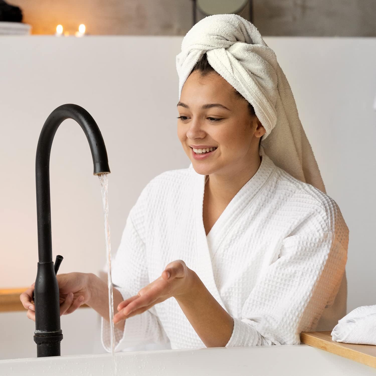 KAHAF COLLECTION toalla en uso en un baño, absorción rápida tras secado