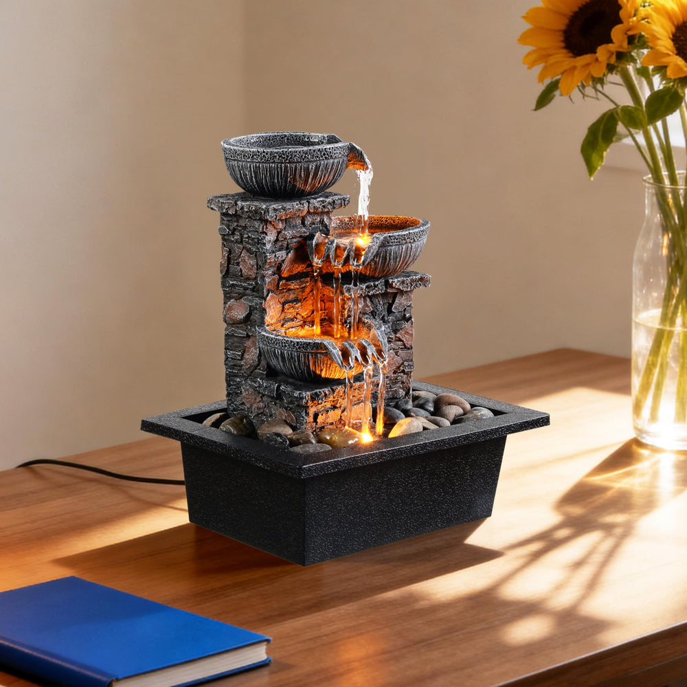 Kalona fuente colocada en mesa para comparar tamaño y escala