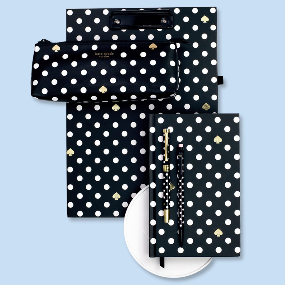 kate spade new york regla y lápices en primer plano, precisión al escribir