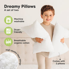 KeaBabies almohada junto a una mano para mostrar escala y portabilidad