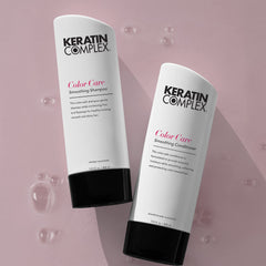 Keratin Complex producto en mano bajo agua facilitando aplicación y enjuague