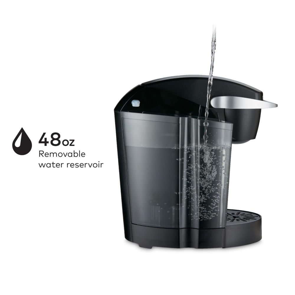 Keurig en uso vertiendo café en una taza para servicio inmediato