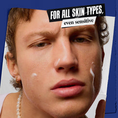 Kiehl's hombre aplicándose la crema tras el afeitado para calmar e hidratar la piel