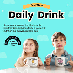 kiid taza preparada tipo latte en manos de un niño, bebida caliente nutritiva y reconfortante