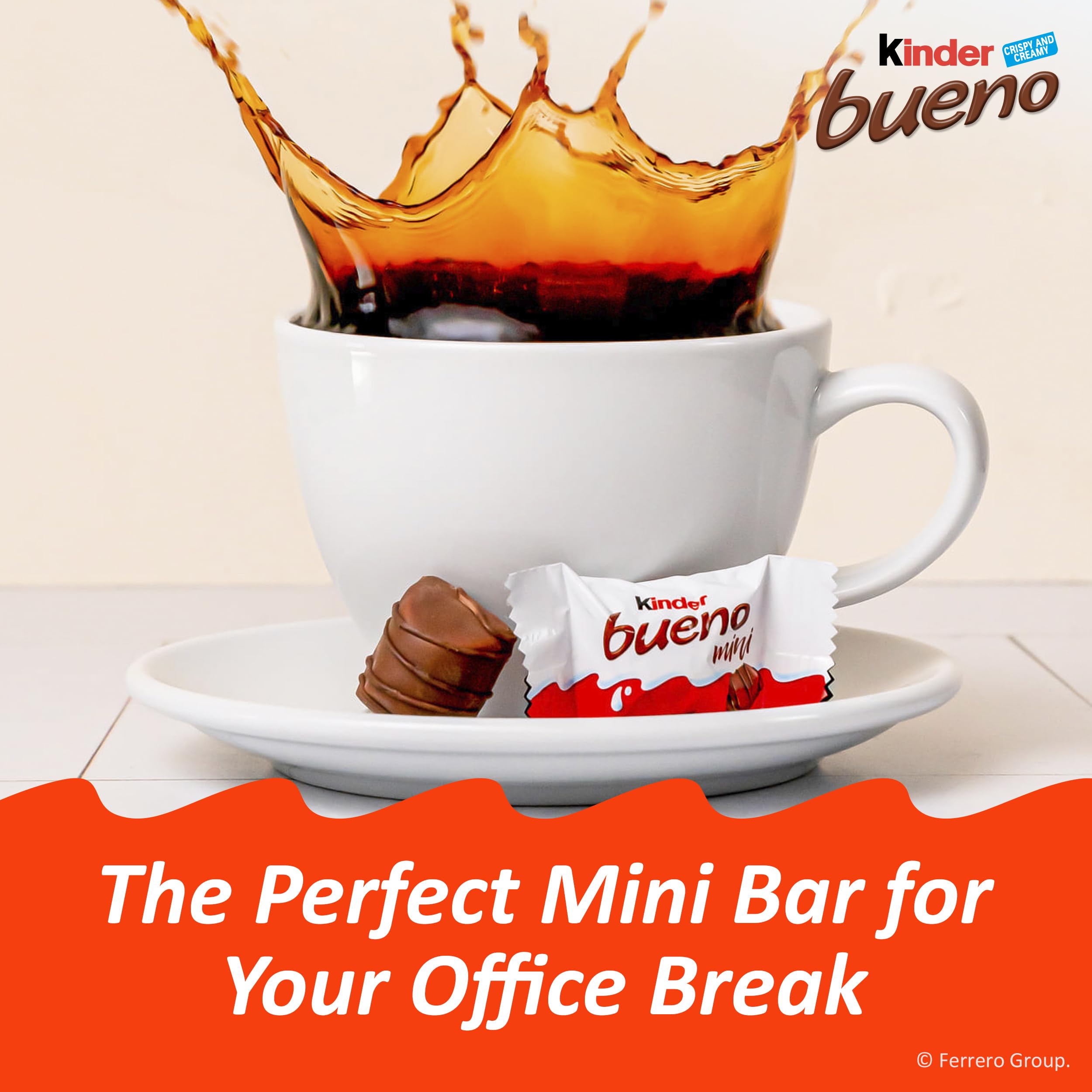 Detalle de avellanas junto a Kinder Bueno mini sugiriendo sabor natural