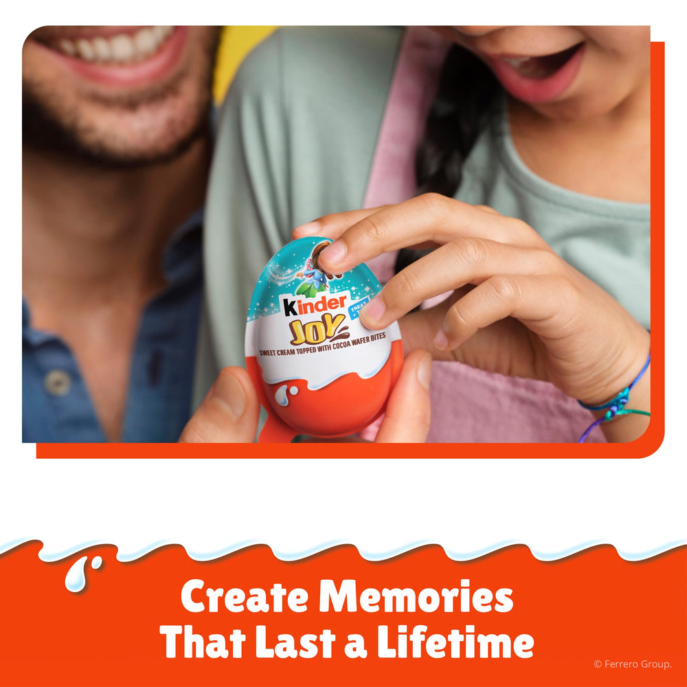 Kinder Joy detalle de la mitad con la sorpresa de juguete y piezas