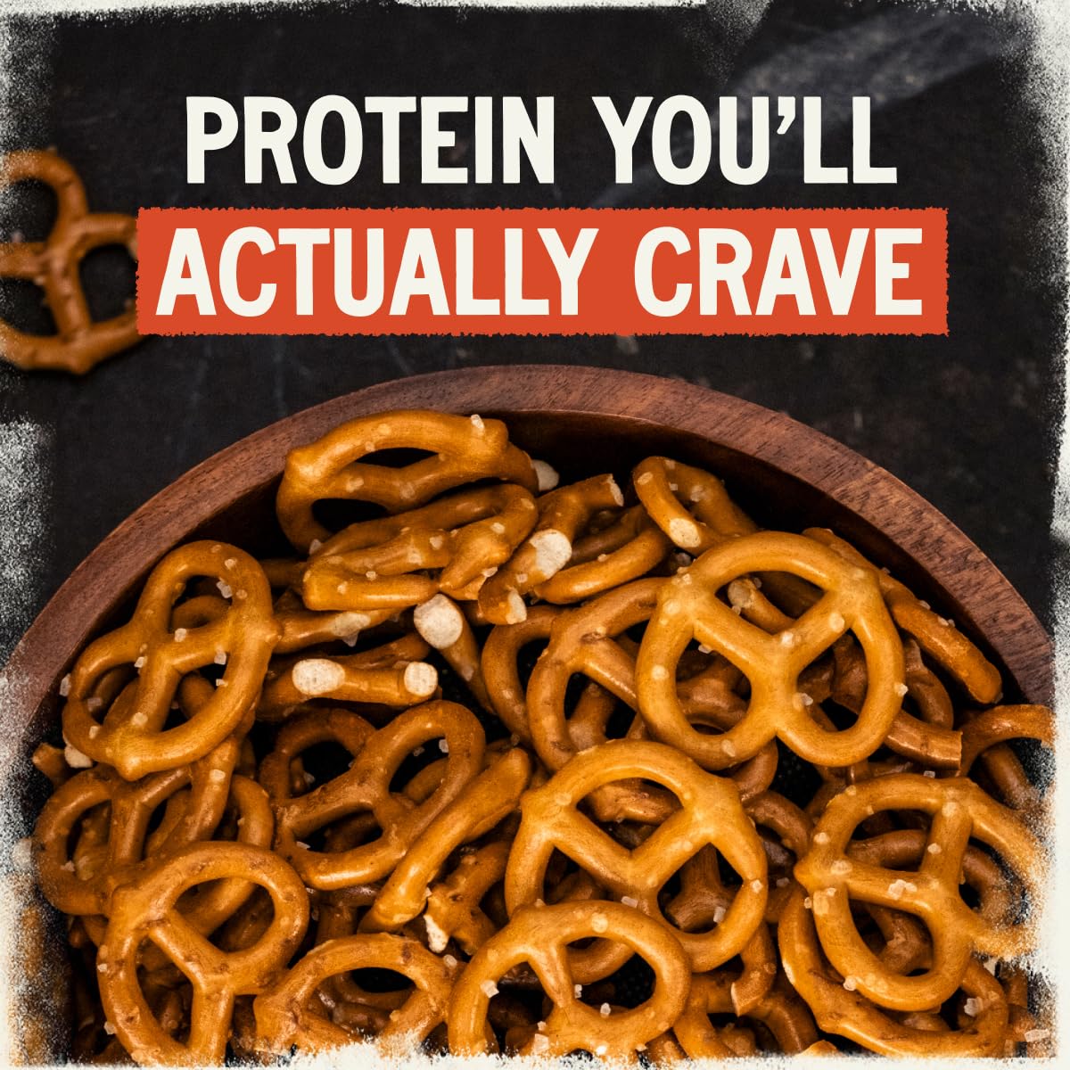 Kindling pretzels en mesa con amigos como opción de snack compartido