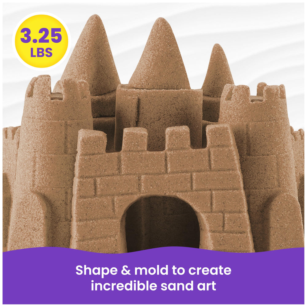 Kinetic Sand moldeando un castillo para estimular creatividad y motricidad