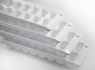 Kitch cubos extraídos en primer plano listos para bebidas frías