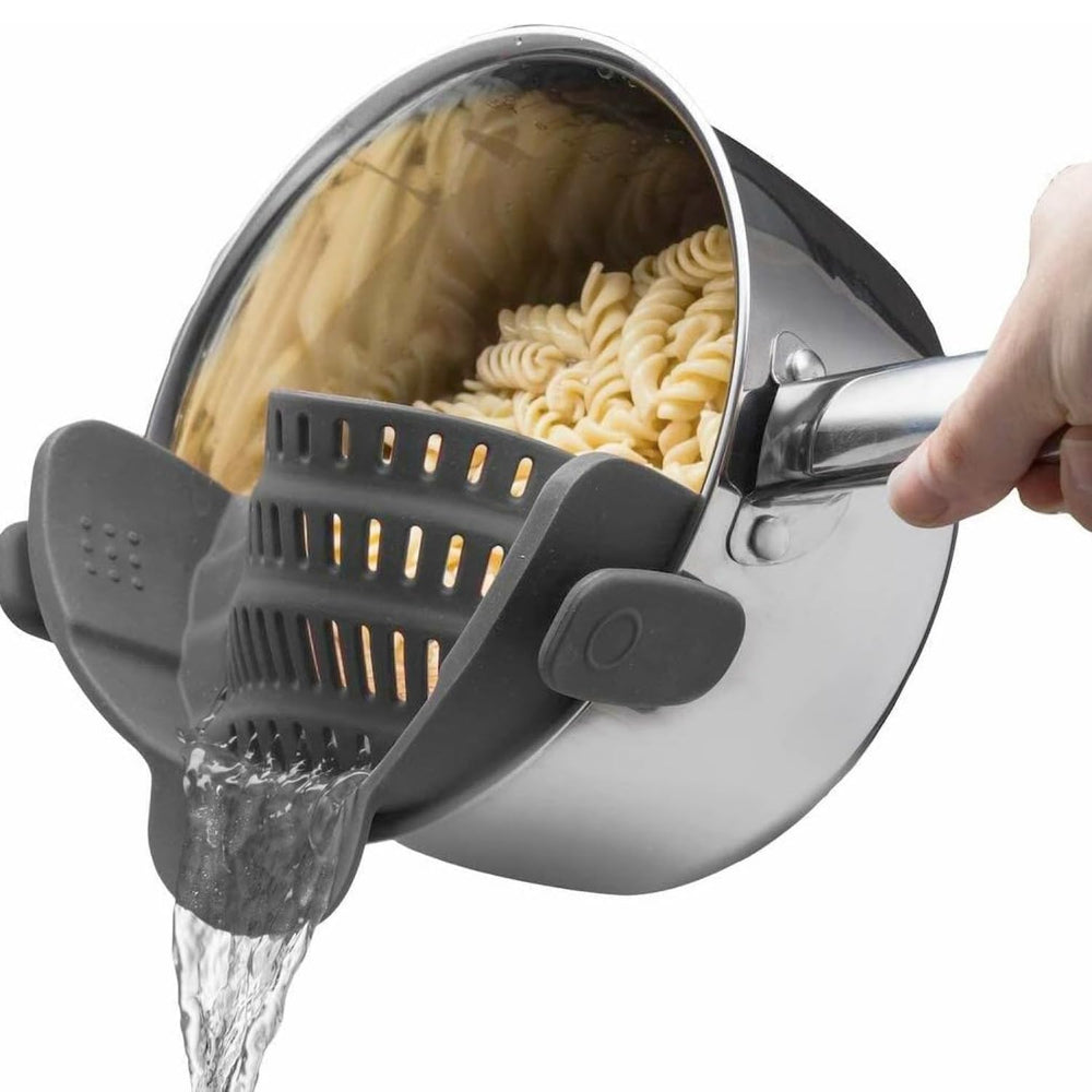 Kitchen Gizmo colador clip frontal mostrando su forma y sujeción segura