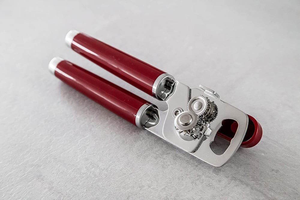 KitchenAid destapador integrado mostrando facilidad para quitar chapas