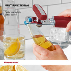 KitchenAid en uso abriendo una lata con poco esfuerzo y buen control