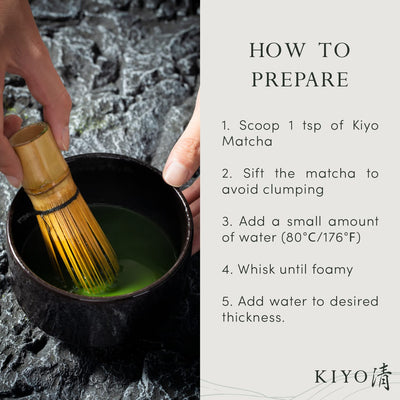 Kiyo Matcha lata 40 g junto a objetos para comparar tamaño práctico