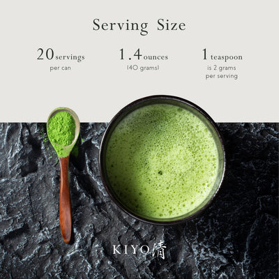 Kiyo Matcha cucharilla chashaku con polvo mostrando facilidad de medida