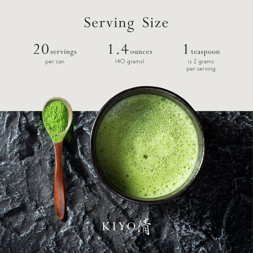 Kiyo Matcha cucharilla chashaku con polvo mostrando facilidad de medida